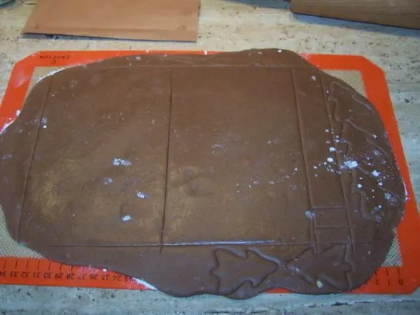 Am nächsten Tag ist der Teig bereit zur Weiterverarbeitung: Ausrollen und eine Schablone anfertigen, dann auflegen und nachzeichnen. Am nächsten Tag ist der Teig bereit zur Weiterverarbeitung: Ausrollen und eine Schablone anfertigen, dann auflegen und nachzeichnen.