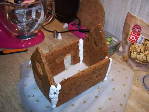 Das Haus entsteht, der Stolz steigt. Das Dach noch drauf und den Schornstein aufgesetzt. Dann geht’s ans Dekorieren. Das Haus entsteht, der Stolz steigt. Das Dach noch drauf und den Schornstein aufgesetzt. Dann geht’s ans Dekorieren.