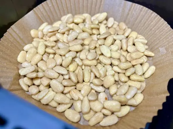 Am besten ist es, Backpapier zu verwenden, damit der karamellisierte Zucker deine Heißluftfritteuse nicht zerkratzt. Am besten ist es, Backpapier zu verwenden, damit der karamellisierte Zucker deine Heißluftfritteuse nicht zerkratzt.