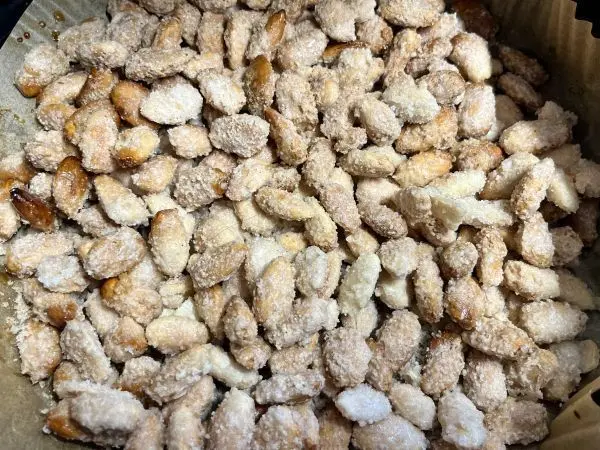 So sehen die Mandeln aus, wenn sie fertig „gebrannt“ sind. Jetzt nur noch gut abkühlen lassen, damit sie schön knusprig werden. So sehen die Mandeln aus, wenn sie fertig „gebrannt“ sind. Jetzt nur noch gut abkühlen lassen, damit sie schön knusprig werden.