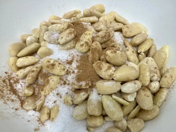 Ich habe blanchierte Mandeln verwendet, es eignen sich aber auch naturbelassene Mandeln mit Haut für das Rezept. Ich habe blanchierte Mandeln verwendet, es eignen sich aber auch naturbelassene Mandeln mit Haut für das Rezept.