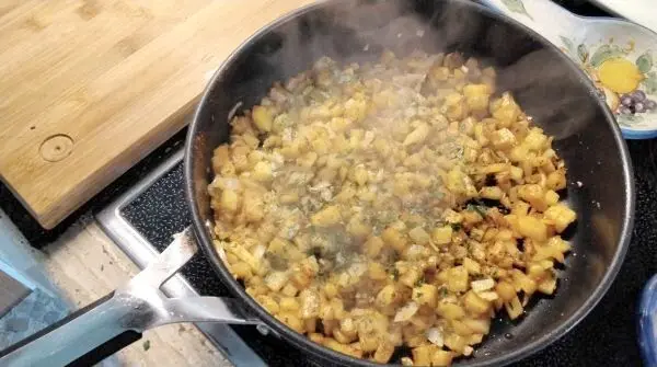 Da die Bratkartoffeln dieses Mal etwas schneller gehen mussten, habe ich die rohen Kartoffeln in kleine gleichmäßige Würfel geschnitten. Da die Bratkartoffeln dieses Mal etwas schneller gehen mussten, habe ich die rohen Kartoffeln in kleine gleichmäßige Würfel geschnitten.