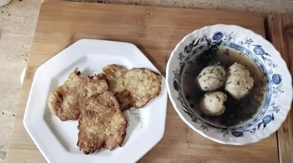 Knochenmark-Kl&ouml;&szlig;chen in einer selbst gekochten Rinderbr&uuml;he ist eine kraftvolle Suppe. Kartoffelpuffer sind eine passende Beilage.