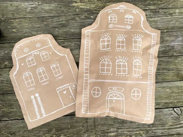 Geschenkverpackungen aus Packpapier mit Lebkuchenhaus-Look.