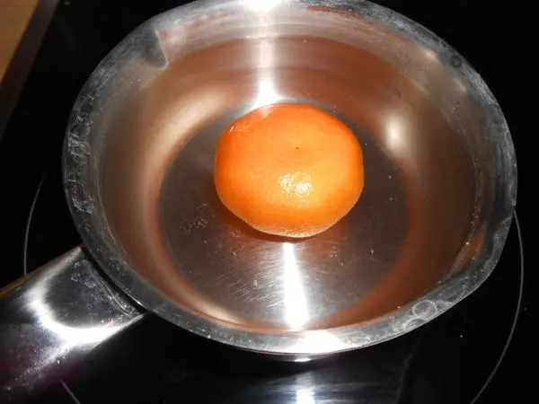 Mandarine oder Clementine kurz in hei&szlig;em Wasser im Topf einweichen, dann l&auml;sst sich die wei&szlig;e Haut ganz leicht entfernen.