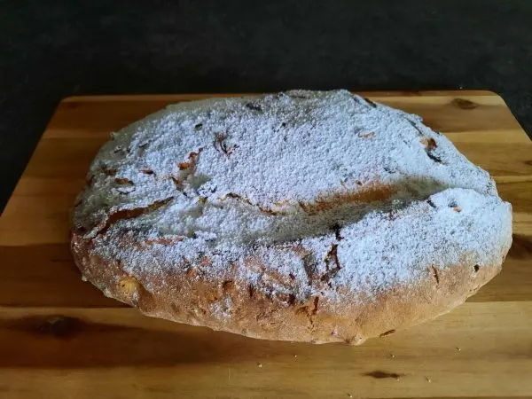 Nur Puderzucker kommt bei uns auf den fertig gebackenen und gut ausgek&uuml;hlten Aprikosen-Stollen.