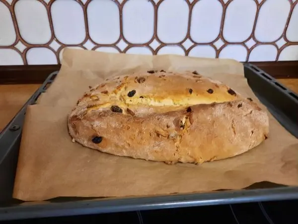 Gerade hat unser Weihnachtsstollen den Backofen verlassen und darf nun in aller Ruhe ausk&uuml;hlen.