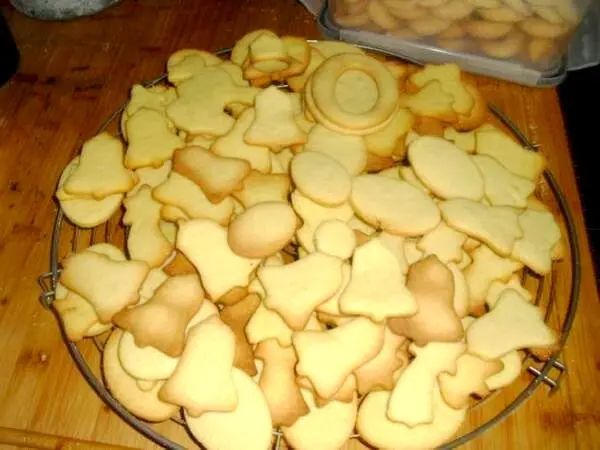 Hier das Ergebnis, nun warten die himmlischen Butterkekse auf die Verzierung &ndash; und da wird es bunt.