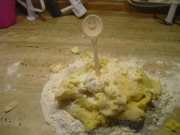 Man kann den Teig ruhig mit der K&uuml;chenmaschine grob kneten, doch etwas Handarbeit braucht es dann doch.