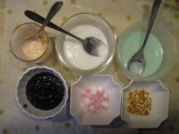 Selbst hergestellte Glasuren, in Farben, die man selbst gerne m&ouml;chte. Rosa, hellgr&uuml;n, mit Marmelade oder Schoko.