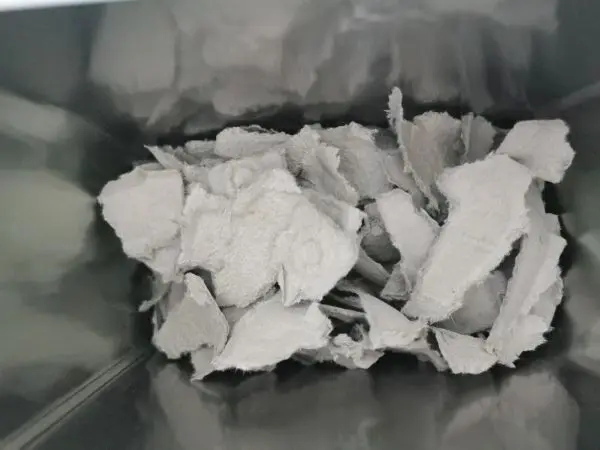 Zerkleinerten Eierkarton kann man recyclen, indem man ihn als kompostierbare F&uuml;llmasse in das neu geplante Hochbeet verarbeitet.