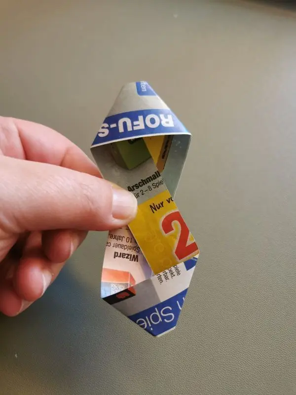 Die Streifen werden dann von gro&szlig; nach klein &uuml;bereinander geklebt, immer etwas versetzt, damit sich eine sch&ouml;ne Sternen-Form ergibt.