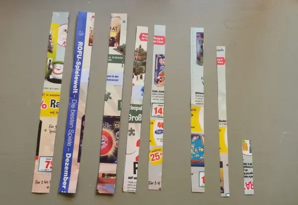 F&uuml;r die Vorbereitung des Weihnachtssterns m&uuml;ssen Streifen aus dem Altpapier geschnitten werden.