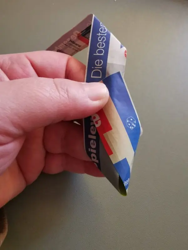 Die Streifen werden dann jeweils von beiden Enden zur Mitte gefaltet und zusammengeklebt, um eine 8-Form zu bekommen.