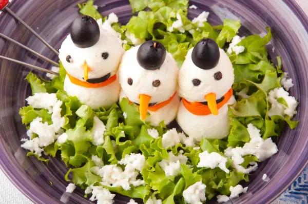 Aus Mini-Mozzarella-Kugeln lassen sich auch kleine Schneemann-Spie&szlig;e machen.