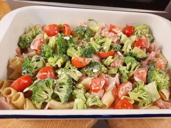 Als Gemüse kommen in den Rigatoni-Auflauf vor allem Brokkoli und Cocktailtomaten. Als Gemüse kommen in den Rigatoni-Auflauf vor allem Brokkoli und Cocktailtomaten.