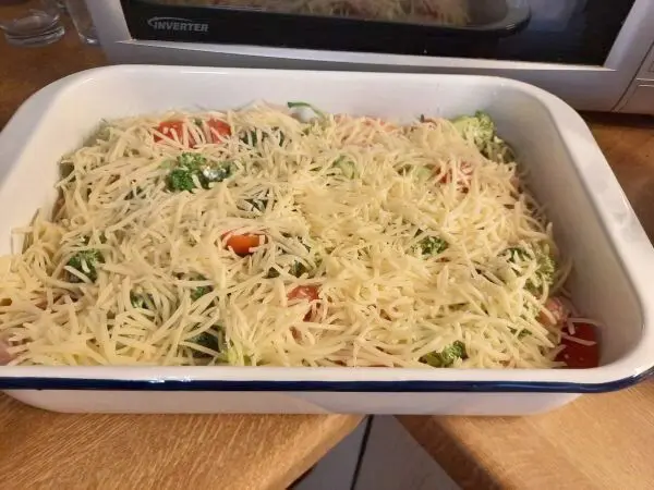 Der Rigatoni-Auflauf wird mit Streukäse in einer Auflaufform im Backofen überbacken. Der Rigatoni-Auflauf wird mit Streukäse in einer Auflaufform im Backofen überbacken.