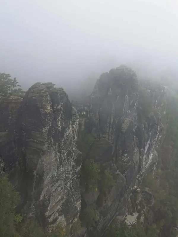 In der S&auml;chsischen Schweiz war es leider nebelig. Das ist der Blick von der Bastei aus runter auf das Elbsandsteingebirge &ndash; dennoch atemberaubend.
