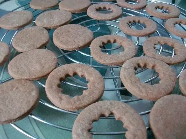 Der Schokoladenteig f&uuml;r die Schwarzw&auml;lder Kirsch Pl&auml;tzchen wird dann zu gleichen Teilen mit Kreisform, einmal mit und einmal ohne Loch ausgestochen und dann gebacken.