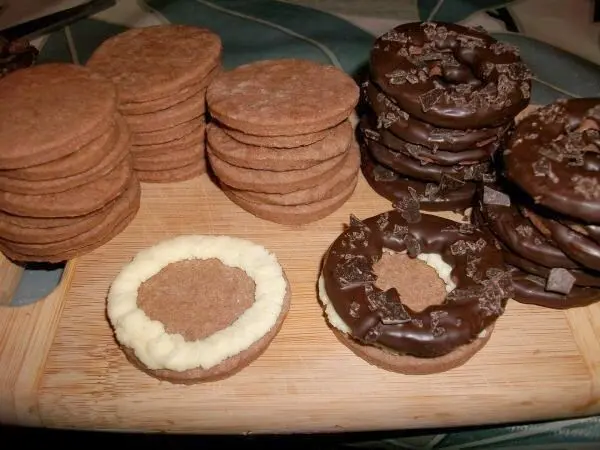 F&uuml;r das Loch hatte ich eine Blumenform. Nach dem Backen die Lochteile mit Schokolade bestreichen und Schokoraspeln aufstreuen.