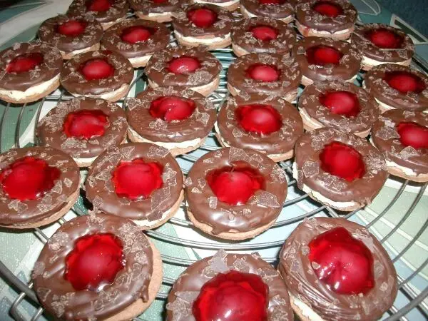 Dann wird das Kirschgelee in den mittigen Blumenausschnitt (Loch) der Schwarzw&auml;lder Kirsch Pl&auml;tzchen gespritzt &ndash; einfach k&ouml;stlich.