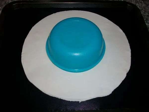 In die Mitte eine kleine Sch&uuml;ssel legen. So bleibt die Mitte dann f&uuml;r die sp&auml;tere Weiterverarbeitung sauber und frei.