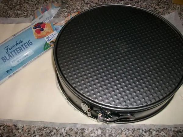 Auf dem halben Bl&auml;tterteig wird f&uuml;r das Geb&auml;ck eine kleine 24 cm Backform aufgelegt und ausgeschnitten.