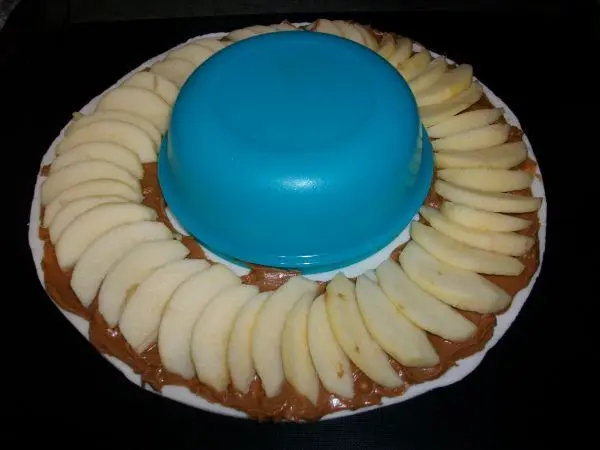 Die Apfelspalten werden leicht &uuml;bereinanderlappend rundherum auf die Spekulatiuscreme aufgelegt.