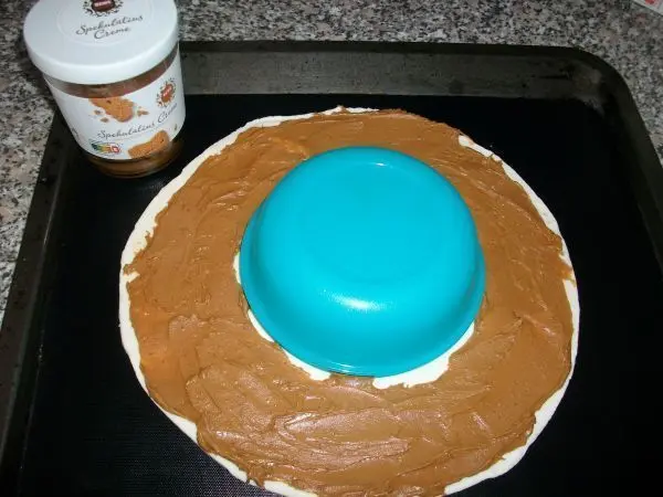 Spekulatiuscreme wird dann auf den Teigring aufgestrichen. Dabei ist wichtig, dass der Teig nicht zu sehr gequetscht wird.