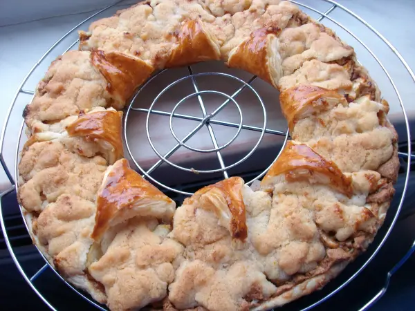 Nach 20 Minuten Backzeit, duftet es einfach nur k&ouml;stlich, frisch aus dem Ofen schaut mein Apfelring mit Spekulatiuscreme doch schon ganz toll aus.