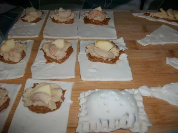 Auf die Spekulatiuscreme kam dann noch Crumble, ein kleines St&uuml;ckchen Apfel sowie eine halbe Honig-Butter-Cashewnuss.