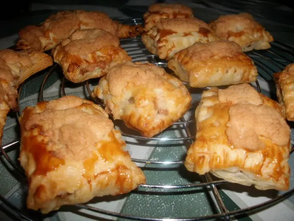 Mit Eigelb bestrichen und noch etwas Crumble als Topping wurden sie dann bei 200 Grad ca. 20 Minuten gebacken.