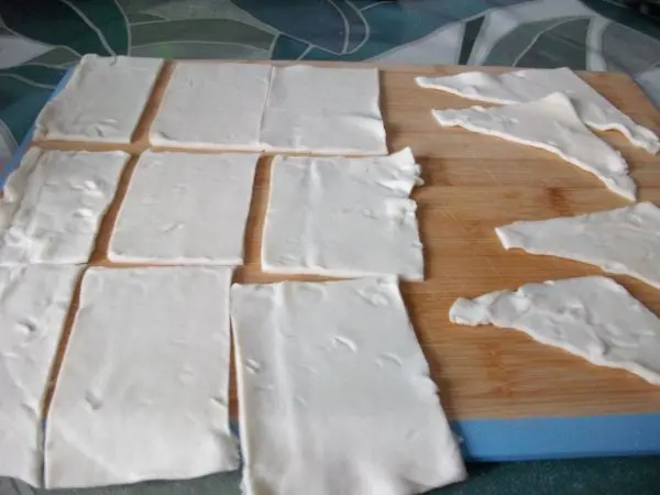 Aus Bl&auml;tterteig kann man ganz einfach ein weihnachtliches Fingerfood herstellen.