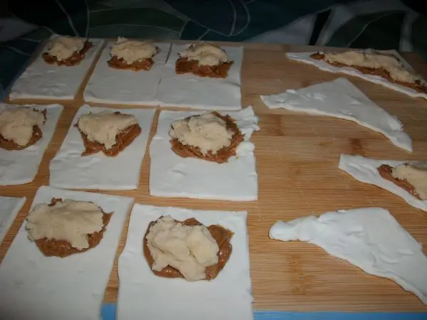 Es hat gereicht f&uuml;r 9 Teilchen und zwei Dreiecke. Auf die H&auml;lfte der Teigteile hatte ich die F&uuml;llung mit Spekulatiuscreme gegeben.