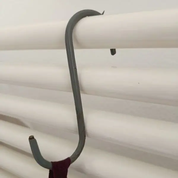 Wenn die Haken mit Silikon, Gummi oder Kunststoff beschichtet sind, hinterlassen sie auch keine Kratzer am Heizk&ouml;rper.