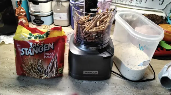 Wir mögen sehr gerne Salzstangen, doch sie sollten dünn sein. Leider griff ich daneben. Aus ihnen kann man super Semmelbrösel herstellen. Wir mögen sehr gerne Salzstangen, doch sie sollten dünn sein. Leider griff ich daneben. Aus ihnen kann man super Semmelbrösel herstellen.