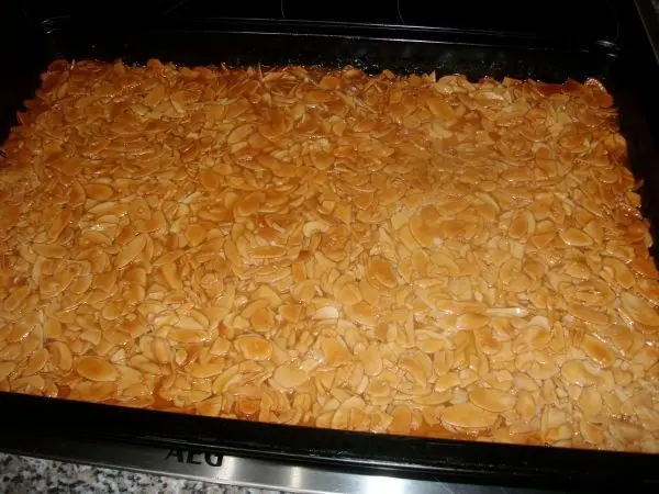 Nach dem Backen l&auml;sst man das Geb&auml;ck im Backblech gut abk&uuml;hlen, sodass das Topping nicht mehr fl&uuml;ssig ist.