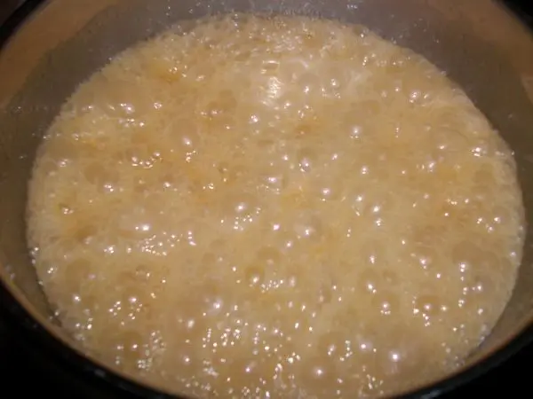 W&auml;hrend der Teigboden backt, das Mandeltopping zubereiten. Alle Zutaten au&szlig;er Mandelbl&auml;ttchen k&ouml;cheln lassen, dann die Mandeln unterheben.