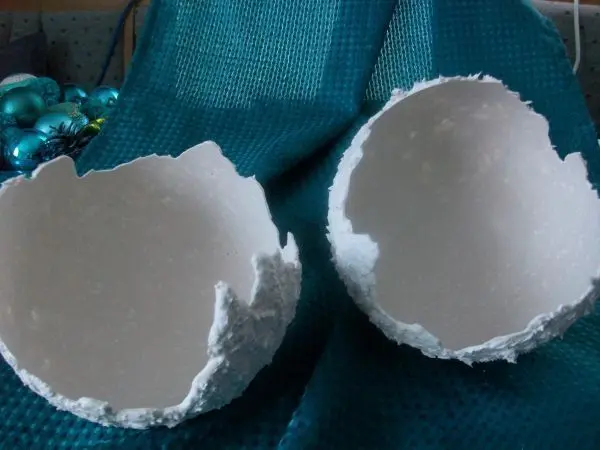 Ich habe gleich mal zwei Exemplare angefertigt, so wird eine liebe Freundin auch eine Dekokugel bekommen.