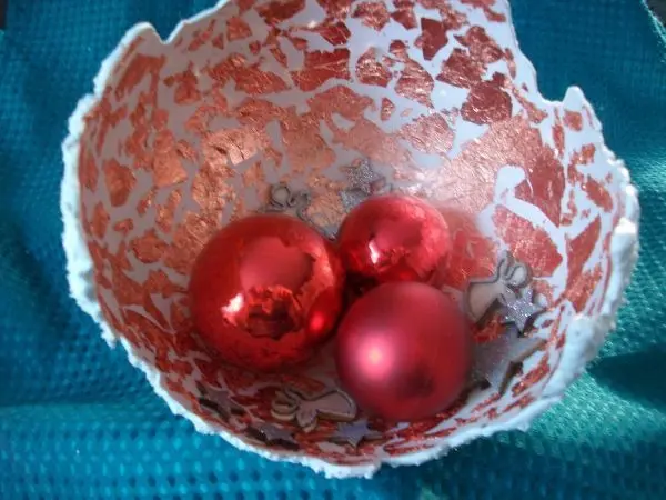 Ich mag kein Rot, aber meine Freundin liebt es, so sind diese drei roten Kugeln endlich aus meinem Schrank und sie hat Freude.