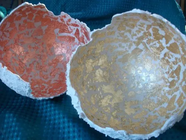 Die Kugeln wollte ich au&szlig;en unbedingt in diesem Keramikwei&szlig; belassen, innen hatte ich Anstrichschutz aufgetragen und dann Blattgoldst&uuml;cke.