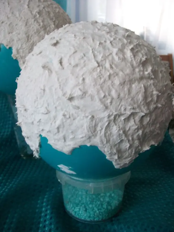 Luftballon in gew&uuml;nschter Gr&ouml;&szlig;e rund aufblasen. Keramikgie&szlig;masse mit Wasser anr&uuml;hren und auf den Ballon auftragen.