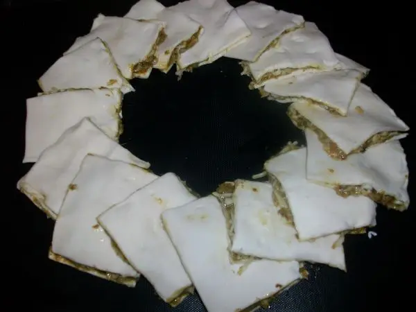 Die Quadrate überlappend im Kreis zu einem Kranz anordnen. Dabei muss das nicht wirklich exakt sein, es schaut trotzdem gut aus. Die Quadrate überlappend im Kreis zu einem Kranz anordnen. Dabei muss das nicht wirklich exakt sein, es schaut trotzdem gut aus.