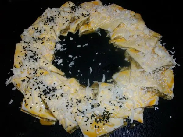 Mit Eigelb bestreichen und die restlichen 20 g geriebenen Käse sowie etwas Sesam oder/und Schwarzümmelsamen drüberstreuen. Mit Eigelb bestreichen und die restlichen 20 g geriebenen Käse sowie etwas Sesam oder/und Schwarzümmelsamen drüberstreuen.