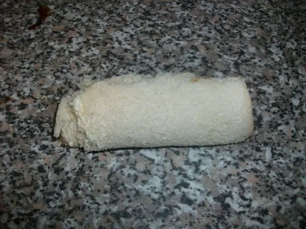 Das Toastbrot dann vorsichtig zu einer Rolle aufrollen. Ist nicht ganz so einfach, hier macht die &Uuml;bung den Meister.