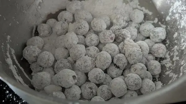 Gut durchsch&uuml;tteln und alle Cranberries sind voll mit dem Puderzuckergemisch.