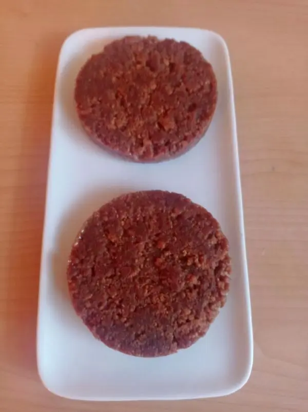 Die mit der Butter gemischten Kekse werden in einem Servierring zu einem flachen Boden gedrückt und kaltgestellt. Die mit der Butter gemischten Kekse werden in einem Servierring zu einem flachen Boden gedrückt und kaltgestellt.