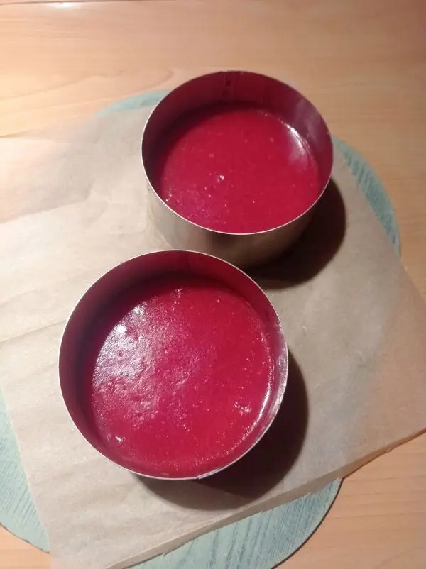 Ist das Himbeerpüree mit der Gelatine vermischt, wird es auf die erkalteten Keksböden gegossen und kann fest werden. Ist das Himbeerpüree mit der Gelatine vermischt, wird es auf die erkalteten Keksböden gegossen und kann fest werden.