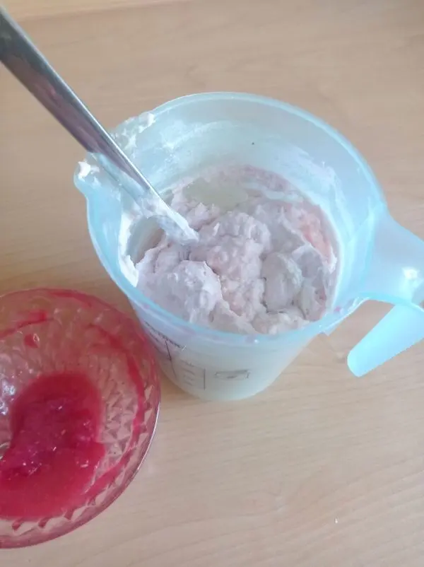 Die Sahne wird aufgeschlagen und mit dem Sahnesteif und dem Rest des Himbeerpürees gut gemischt. Die Sahne wird aufgeschlagen und mit dem Sahnesteif und dem Rest des Himbeerpürees gut gemischt.