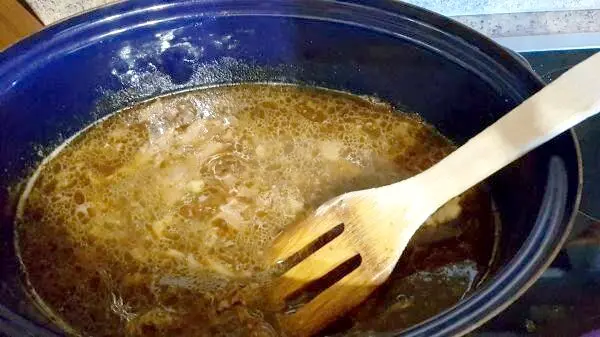 Den Fond des Entenbratens sch&ouml;n aufkochen&nbsp;&ndash; wunderbare Aromen, ganz ohne Geschmacksverst&auml;rker!